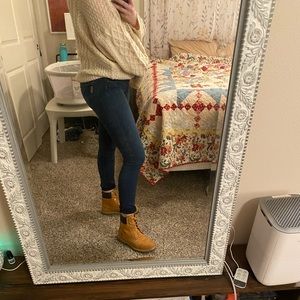 Super cute and comfortable pair of PAIGE skyline skinny jeans! size 27